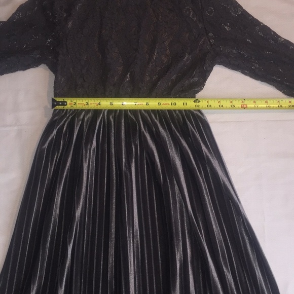 Vintage looking grey lace and velour dress. - Picture 6 of 8